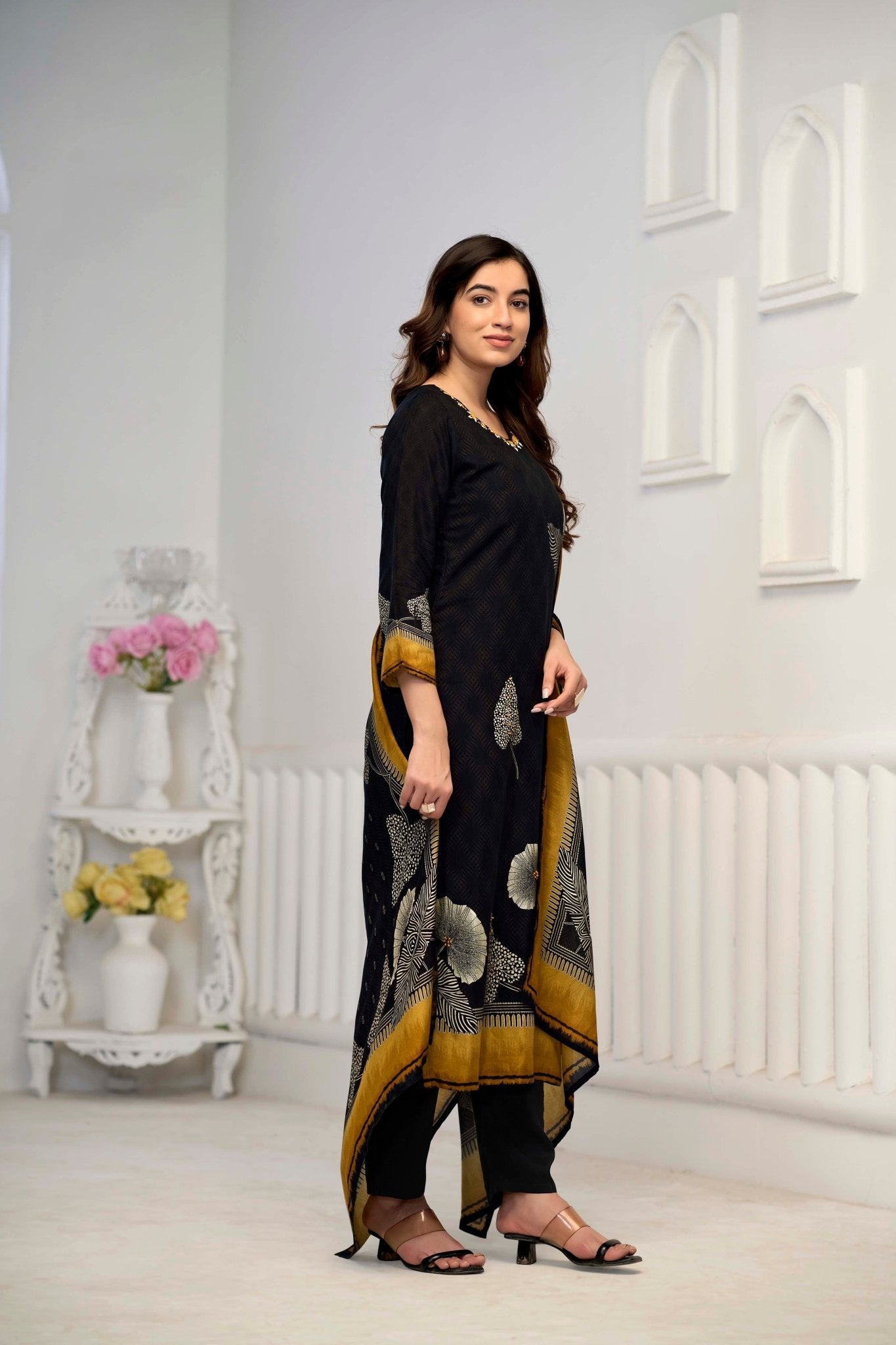 Shop premium women's ethnic suits – Avitra