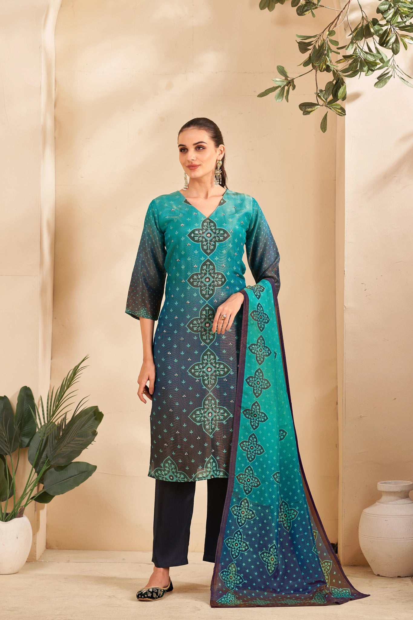 Shop premium women's ethnic suits – Avitra