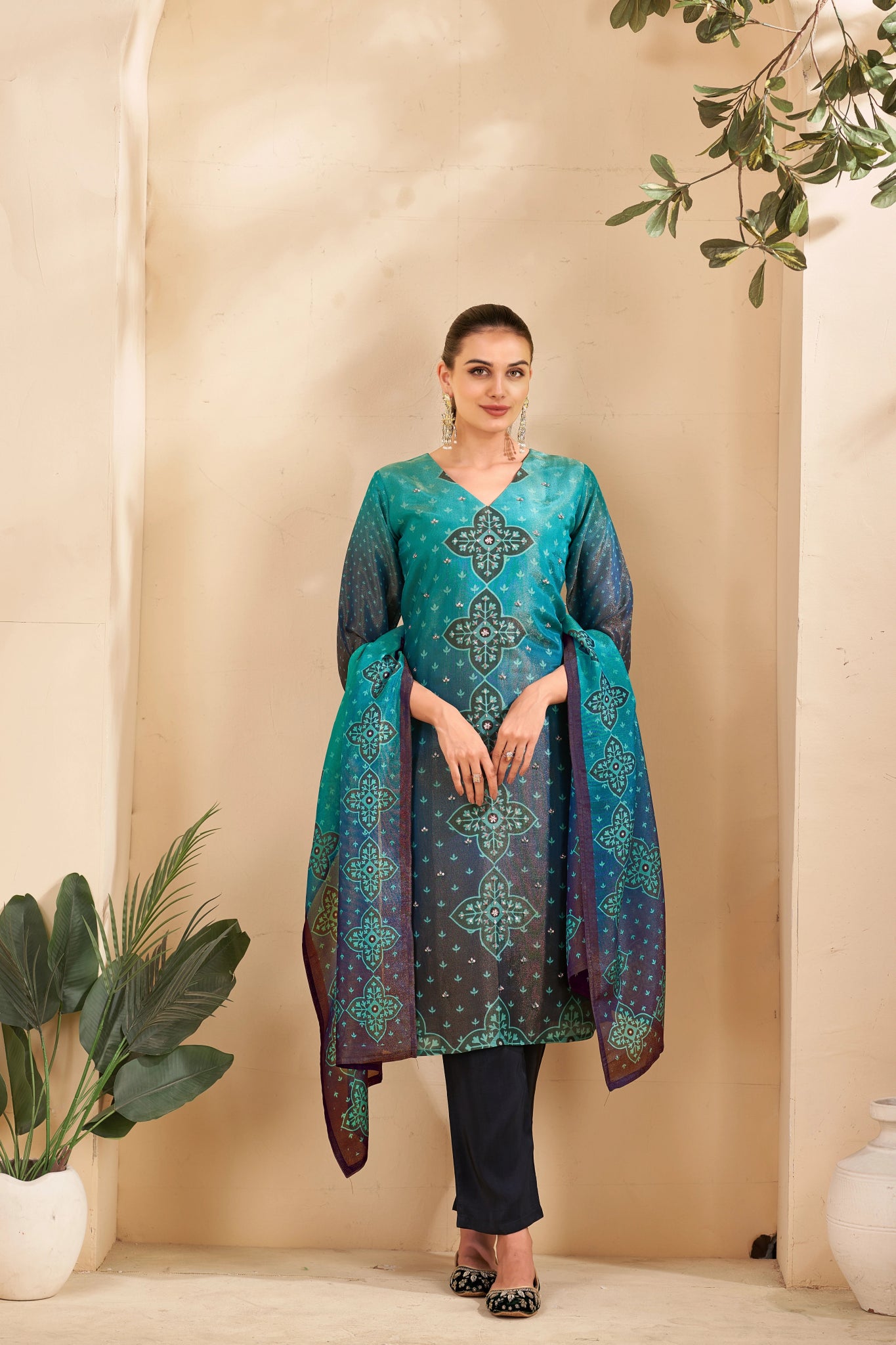 Shop premium women's ethnic suits – Avitra