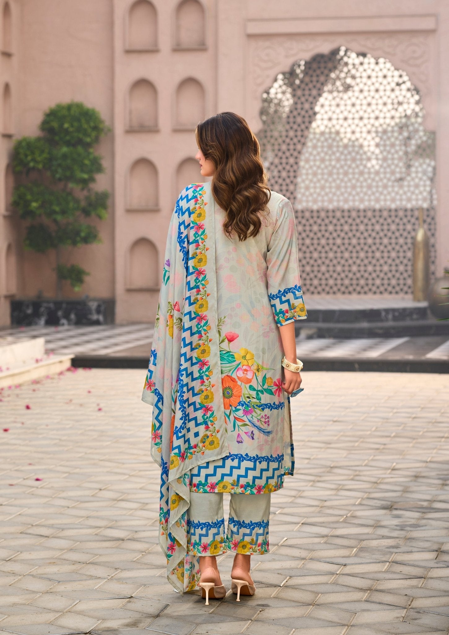 Shop premium women's ethnic suits – Avitra