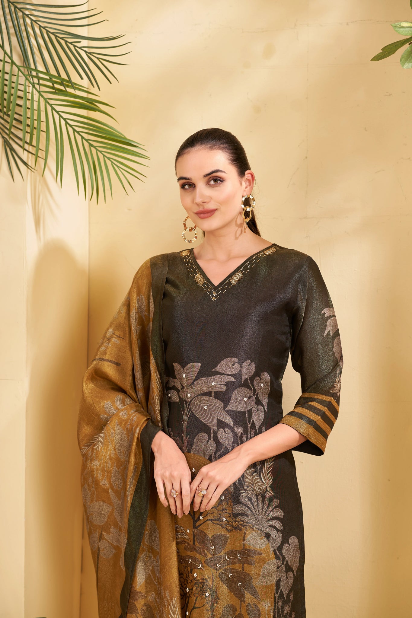 Shop premium women's ethnic suits – Avitra