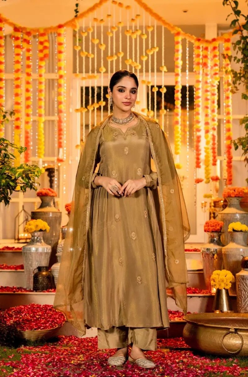 Shop premium women's ethnic suits – Avitra