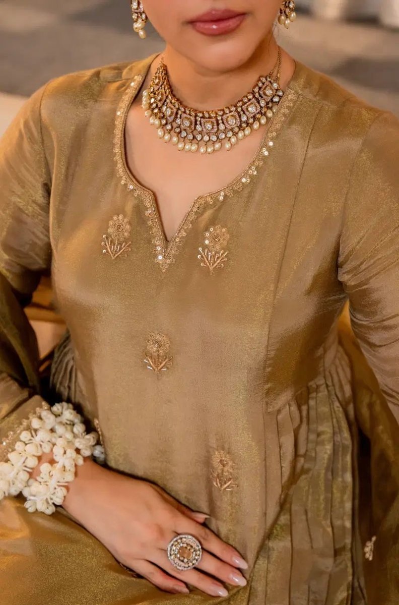 Shop premium women's ethnic suits – Avitra