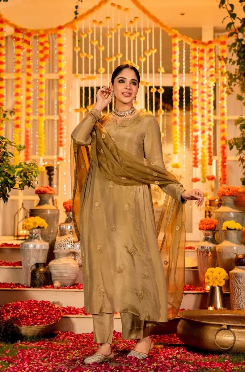 Shop premium women's ethnic suits – Avitra