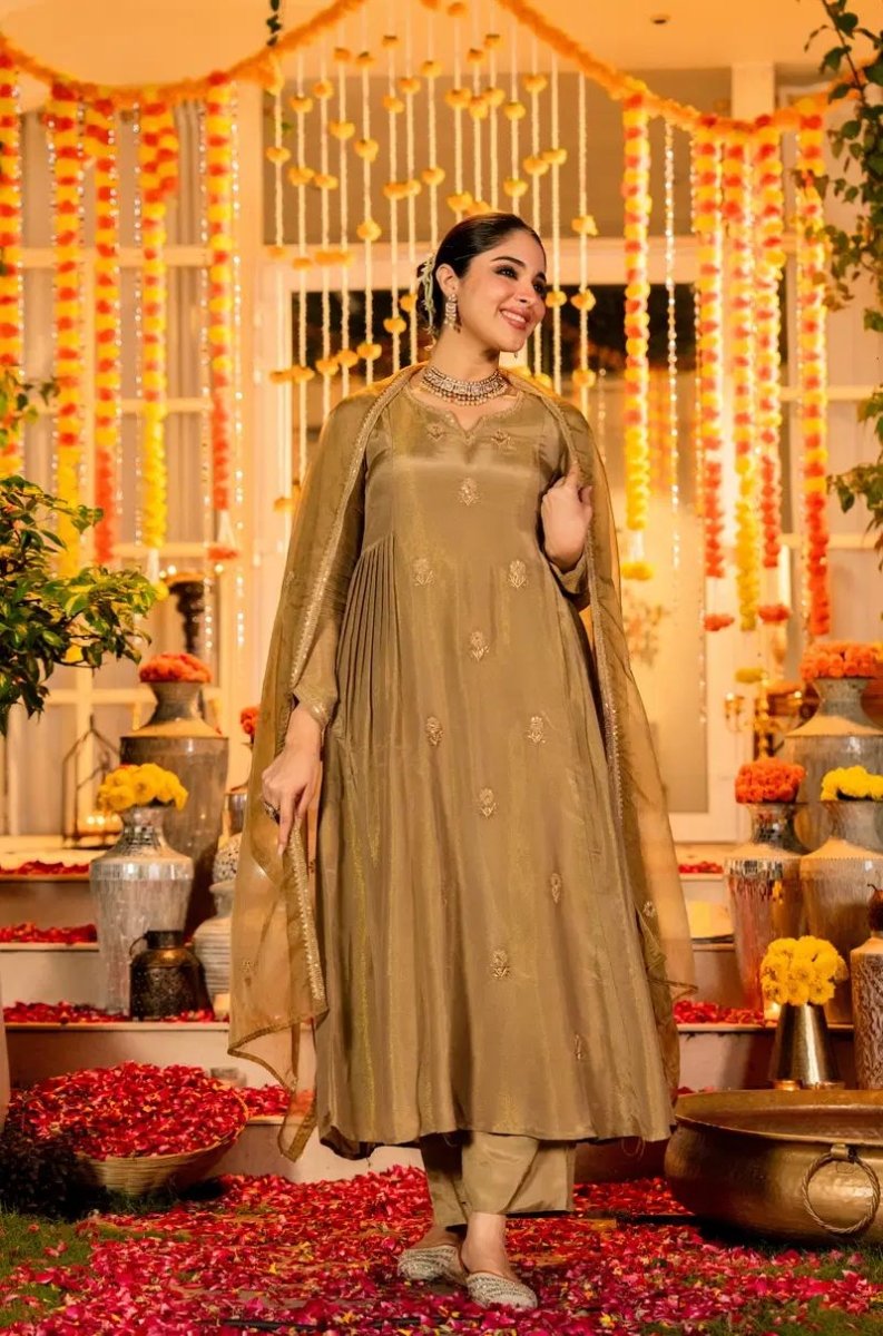 Shop premium women's ethnic suits – Avitra